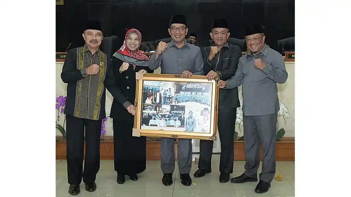 Rapat Paripurna di Akhir Masa Jabatan, DPRD Jabar Sahkan Tiga Perda, Emil Beri Pendapat Begini