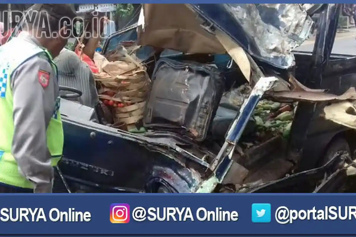 Sopir Ngantuk, Mobil Pengangkut Sayur Ini Ringsek Tabrak Truk Parkir