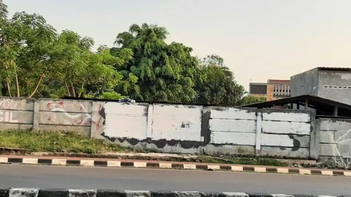 Mural Bertuliskan Koruptor Dirangkul Rakyat Kecil Dipukul di Bintaro Dihapus