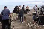 Ratusan Personel Gabungan Sisir Sampah Pesisir Lembar Lombok Barat