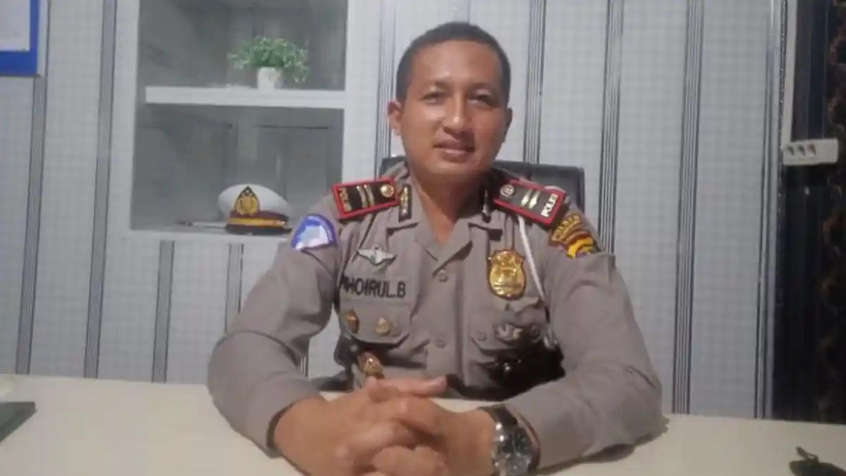 Truk Bermuatan Sekam Terguling di Pringsewu, Pengendara Diimbau Berhati-hati Lintasi Jalan Rusak