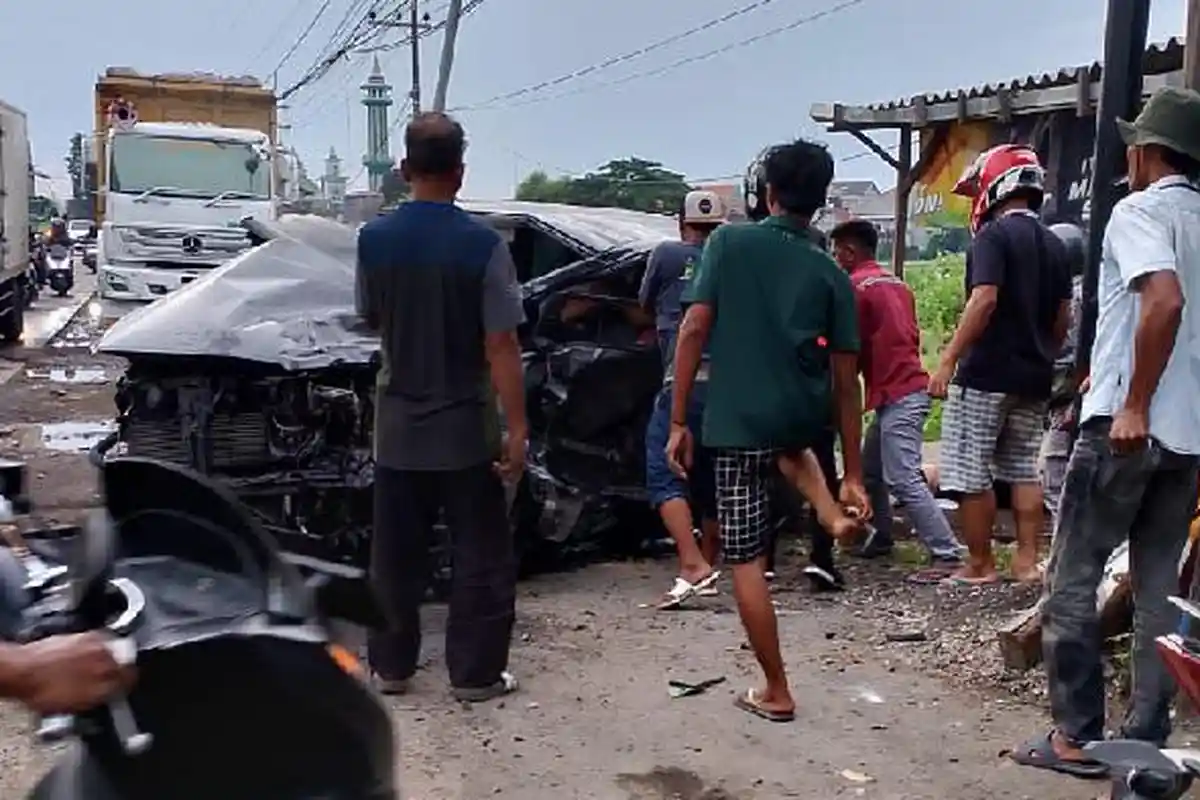 Kecelakaan di Duduksampeyan Gresik, Mobil Innova Oleng Tabrak Truk, Warga Bojonegoro Luka-luka