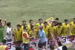 Pemain-PS-Sandeq-menerima-piala-juara-satu-Liga-3-Zona-Sulbar-di-Stadion-Gelora.jpg