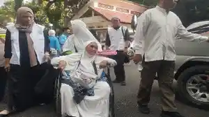 CJH-Banjar-buyut-teguh-berangkat-ke-Baitulah-meski-pakai-kursi-roda.jpg