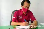 koordinator-pendamping-pkh-pamekasan-lukman-hakim-saat-berada-di-ruang-kerjanya.jpg