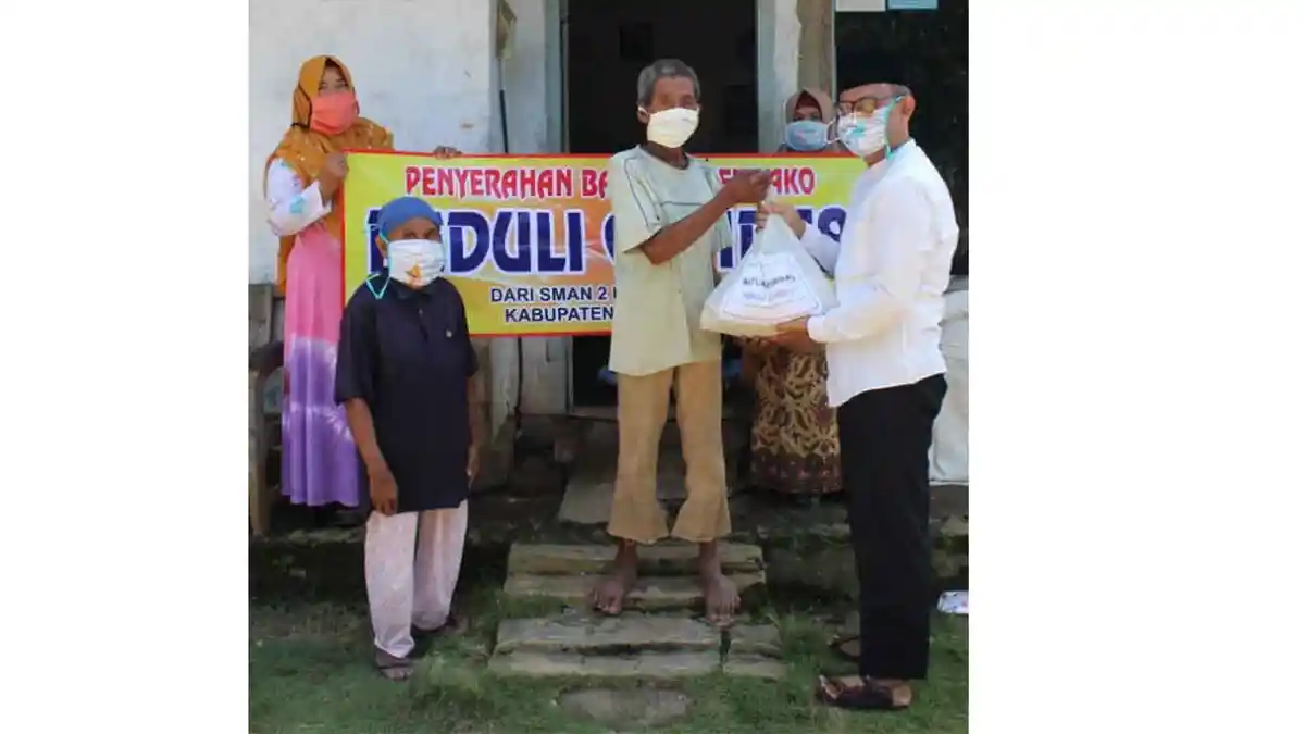 Peduli Kondisi Masyarakat Terdampak Covid-19, SMAN 2 Negeri Katon Beri Bantuan Sembako