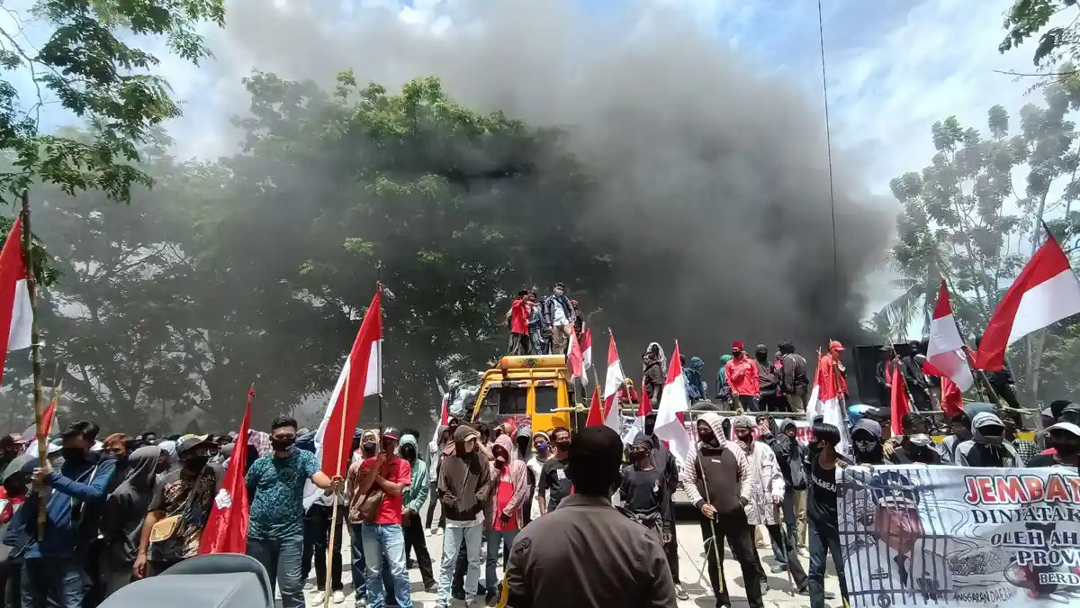 Unjuk Rasa di Kantor Bupati Barru, Massa Abaikan Protokol Kesehatan