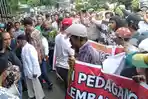 pedagang-pasar-kuto-demo-ss.jpg