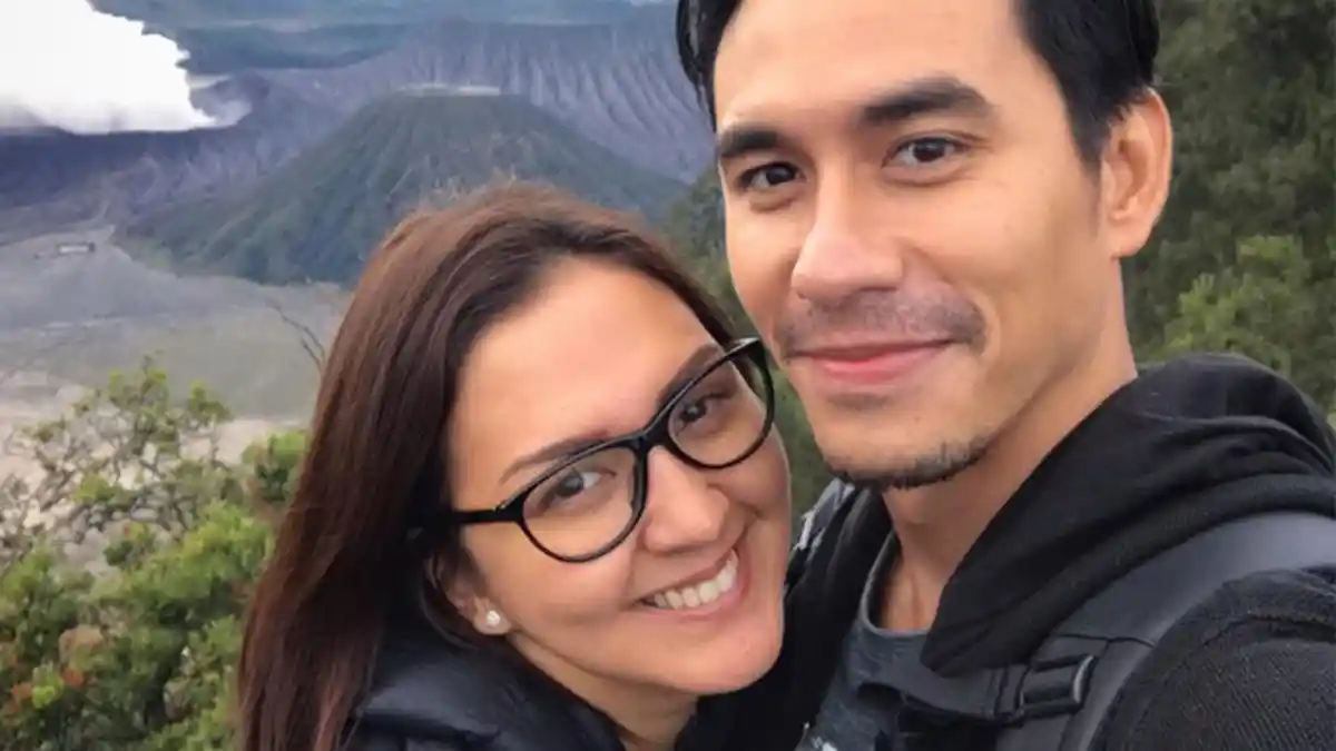 Menikah 12 Tahun, Darius Sinathrya Akhirnya Berlutut di Hadapan Donna Agnesia untuk Kali Pertama