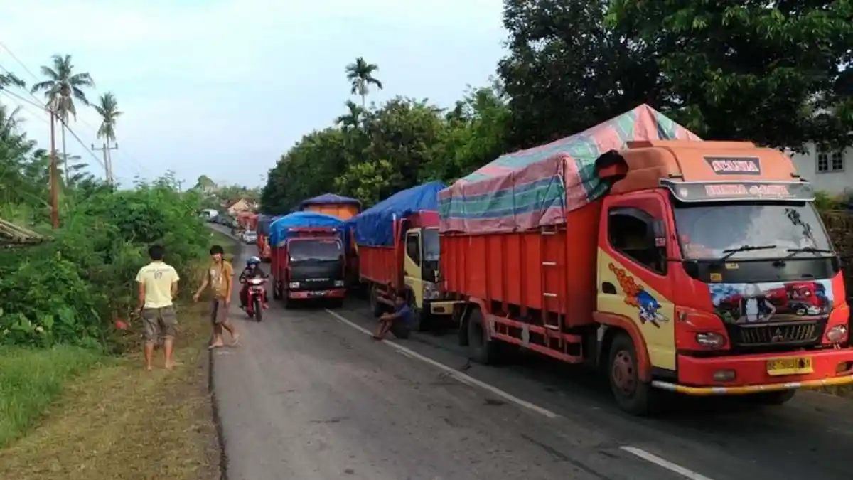 Jalan Lintas Tengah Sumatera Macet Sepanjang 4 Km