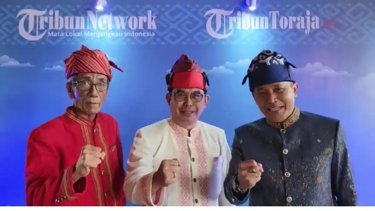 Pimpinan Tribun Kompak Pakai Baju Adat di Acara Launching Tribuntoraja.com