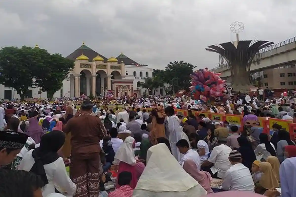 Shalat Ied di Masjid Agung SMB Jayo Wikramo Palembang Dipadati Ribuan Warga