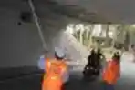 Petugas Mengecat Ulang Jembatan Semanggi