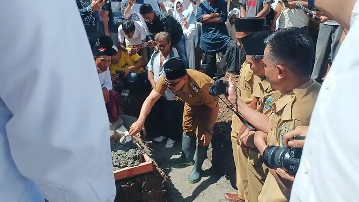 Limi Mokodompit Hadiri Pembagunan Masjid Ar-Rayyan Desa Mongkoinit Bolmong Sulawesi Utara