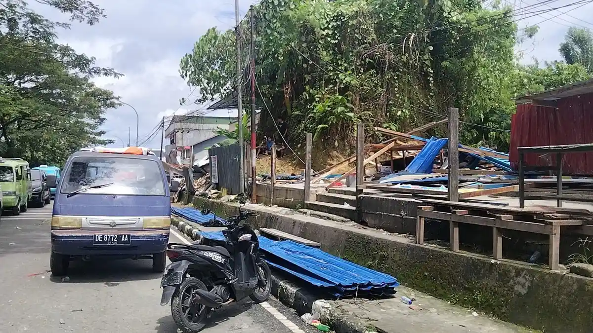Tak Kantongi Izin,  15 Lapak di Jalan Ir. Putuhena Ambon di Bongkar