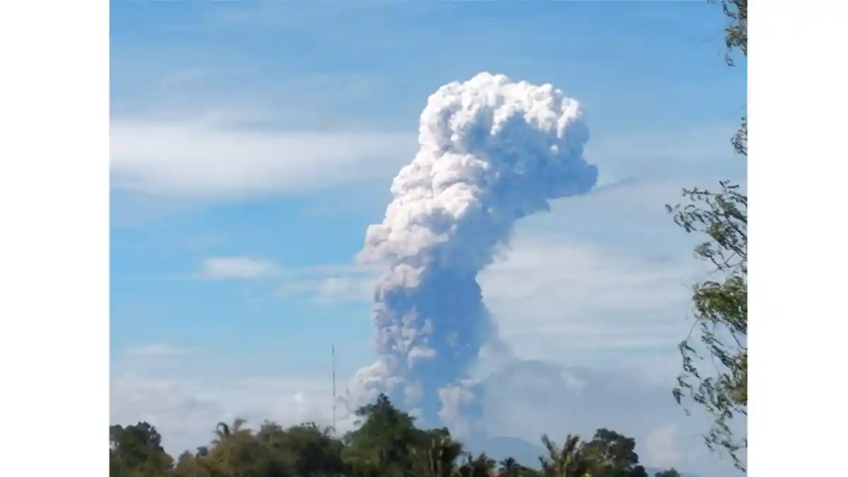 Gunung Soputan Letuskan Abu Vulkanik Hingga Setinggi 4 Kilometer