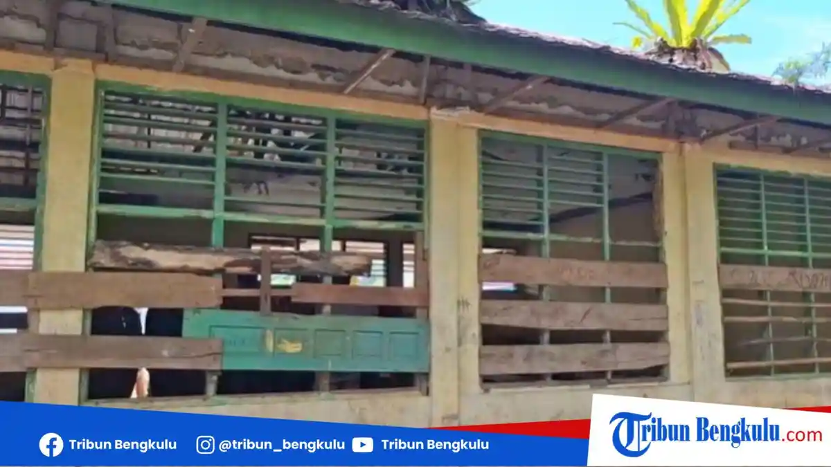 Ruang Kelas SD Negeri 23 Bengkulu Tengah Rusak Berat, Dinding Jebol dan Tanpa Plafon