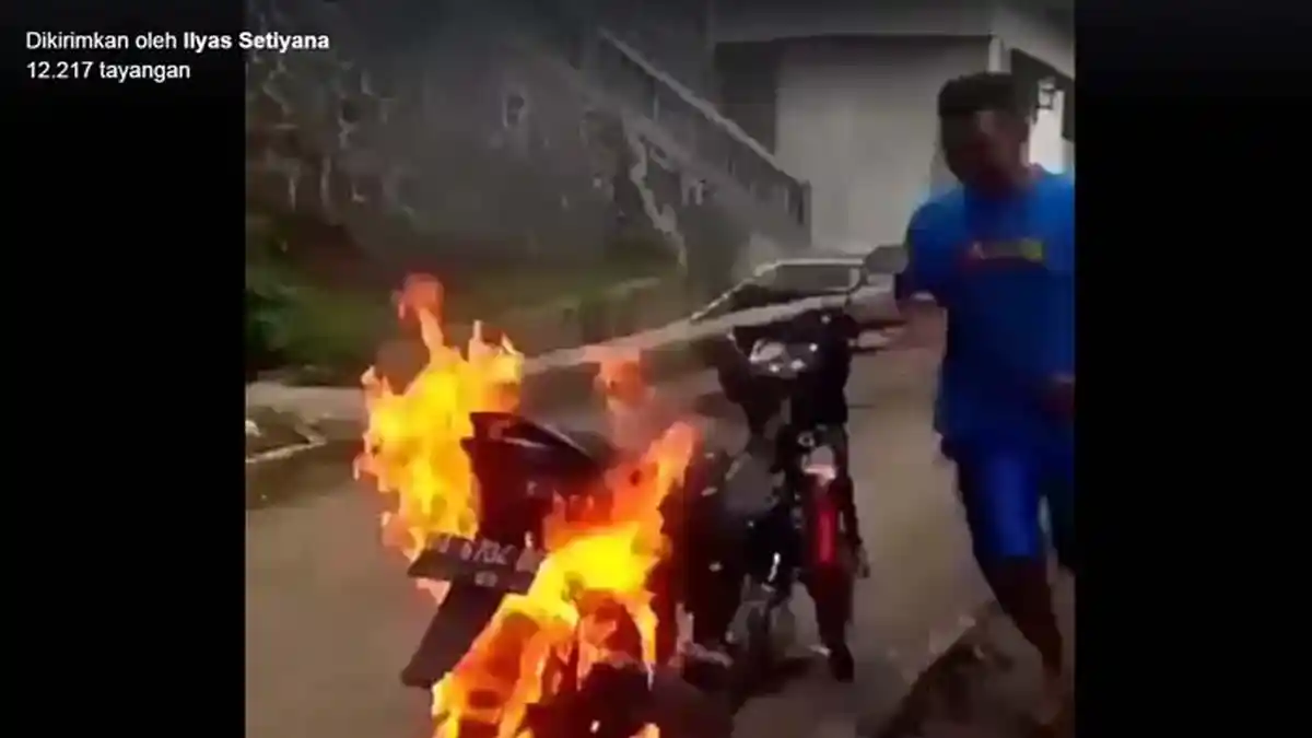 Wow! Lihat Cara Gila Mematikan Api pada Ban Motor yang Terbakar Ini