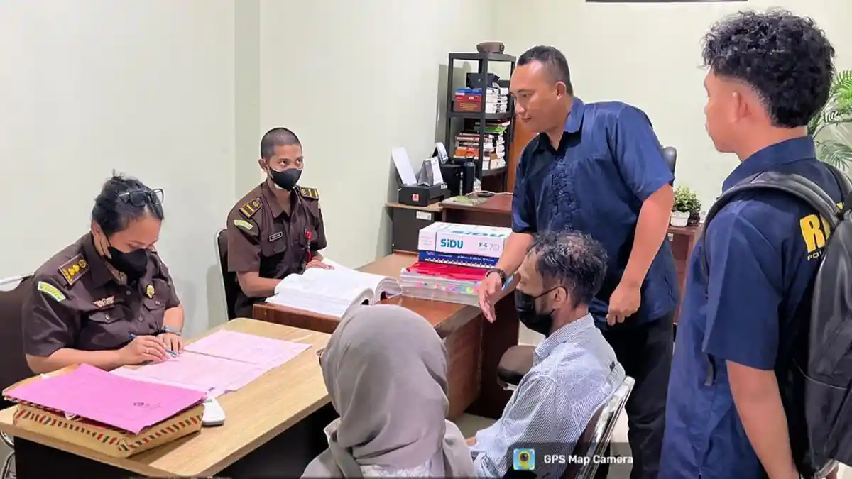 Polresta Ambon Limpahkan Tersangka dan Berkas Korupsi Eks Bendahara Negeri Seilale ke Kejari Ambon 