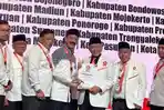 Presiden-PKS-Ahmad-Syaikhu-saat-menyerahkan-rekomendasi-Fattah-Jasin.jpg