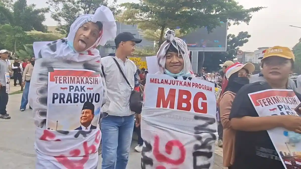 Ada Pocong di Tengah Ribuan Warga Depok Saat Demo Dukung Program MBG