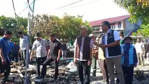 Mirwan-tinjau-kebakaran-ruko-di-Kotafajar.jpg