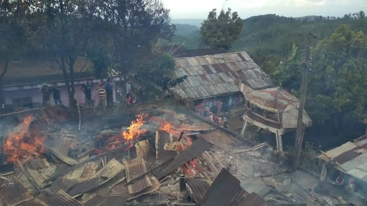 Orang Gila Membakar Rumahnya dan Merembet Hanguskan Rumah Tetangga