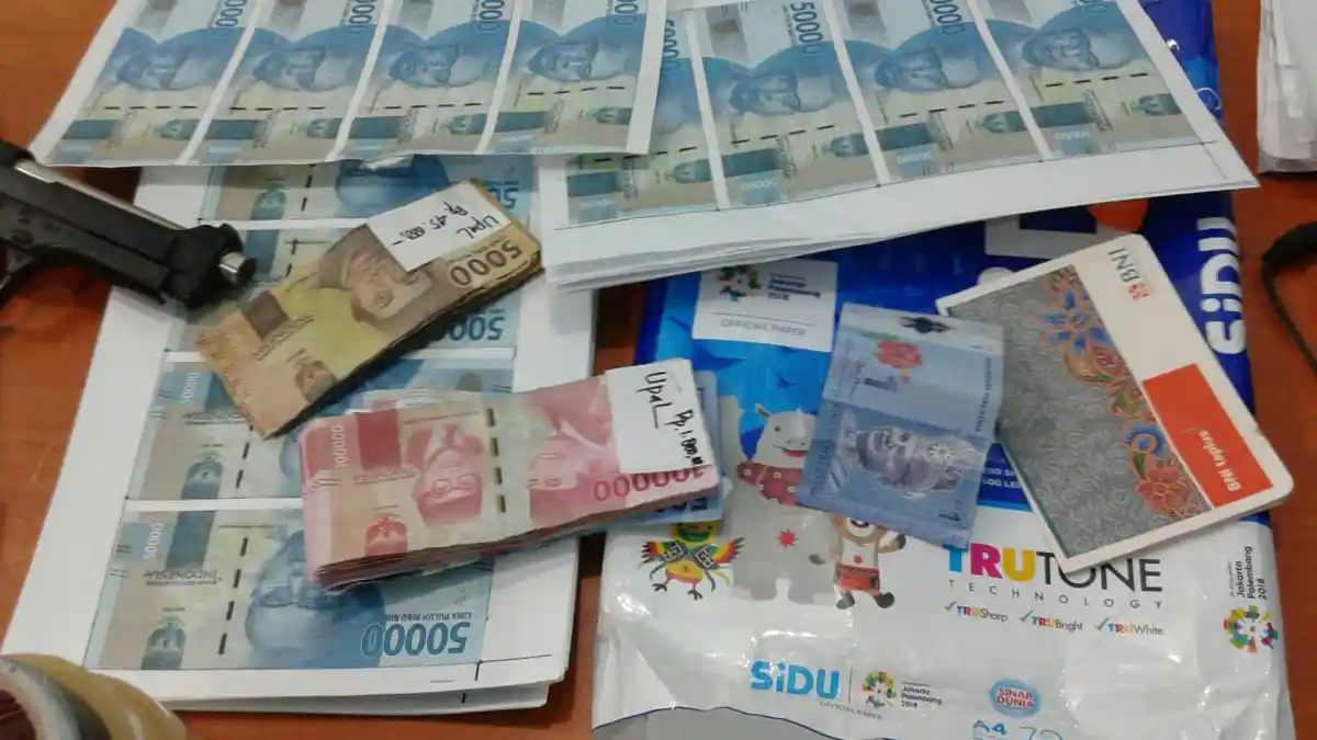 Dilaporkan Pedagang Pasar, Wanita Ini Digeledah Polisi, Ternyata Sembunyikan Uang Palsu di Dalam Bra