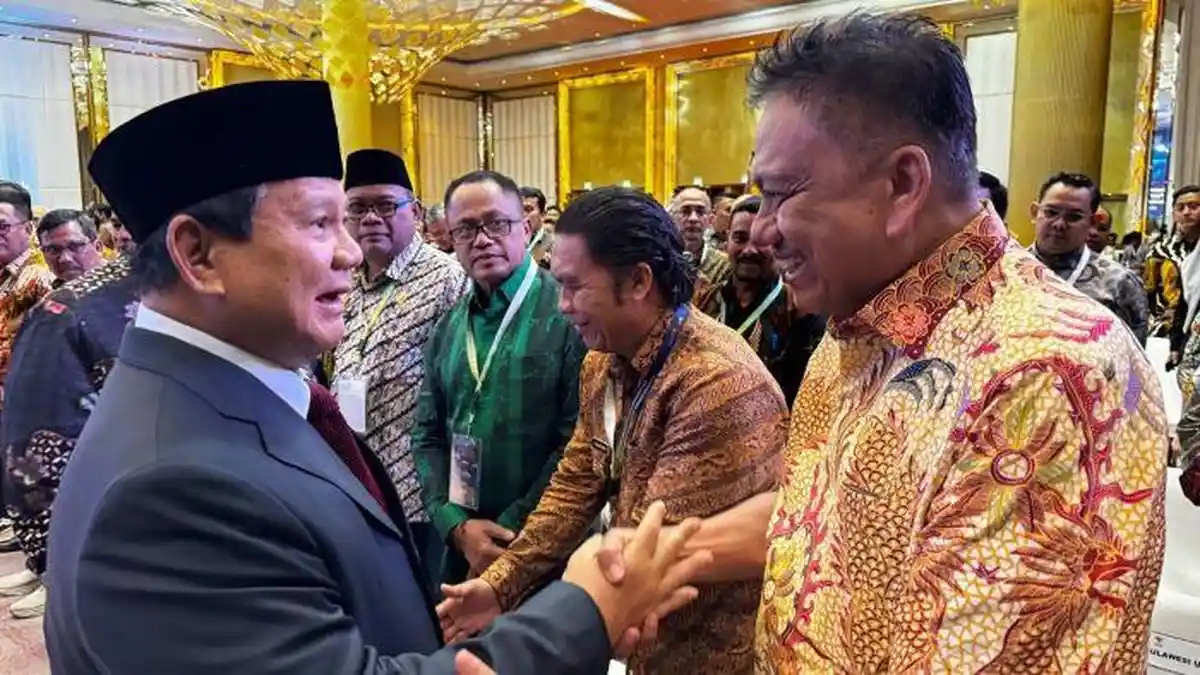 Momen Keakraban Prabowo Subianto dan Olly Dondokambey, Jabat Tangan Sambil Senyum Lebar
