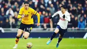 maximilian-kilman-bek-wolves-saat-menggiring-bola-dibayangi-pemain-tottenham-hotspur.jpg