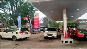 Antrean-BBM-subsidi-di-salah-satu-SPBU-di-Palembang-Pertamina-klaim-distribusi-bbm-subsidi-aman.jpg