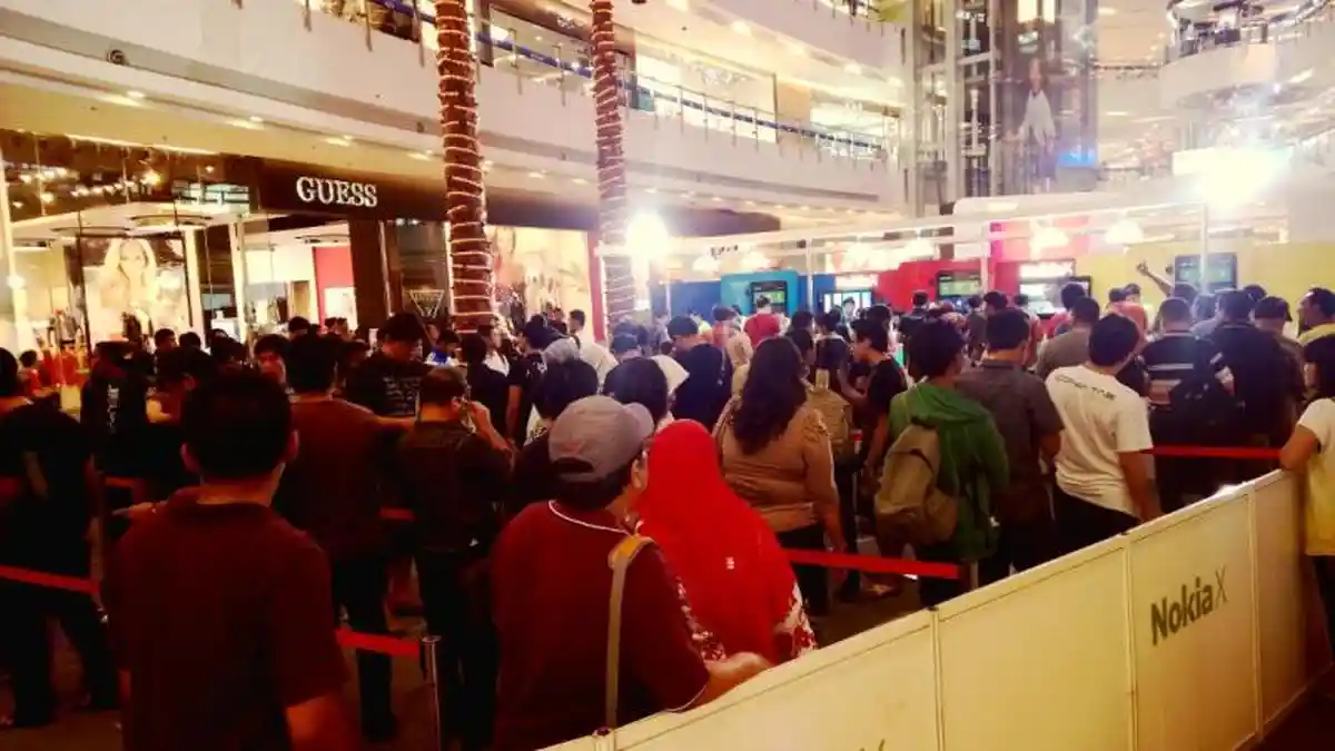 Anak SD sudah Siaga Antre Nokia X Sejak Pagi di Central Park