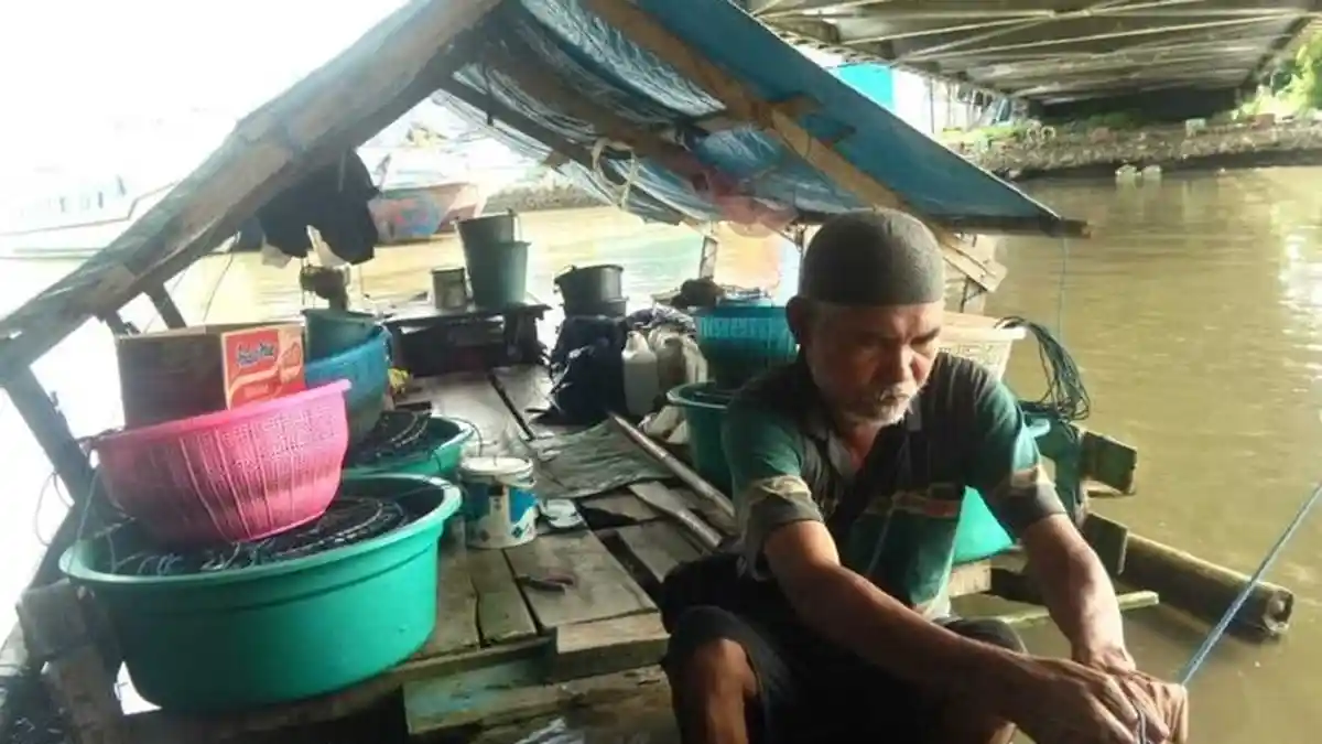 Kisah Kakek Asmin, 4 Tahun Hidup di Atas Perahu hingg Sakit, Berteduh di Bawah Jembatan saat Hujan