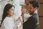 syahnaz-sadiqah-dan-jeje-govinda-menggendong-bayi.jpg