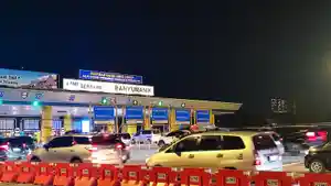 Suasana-arus-balik-di-GT-Banyumanik-semarang-kamis-342025-malam.jpg