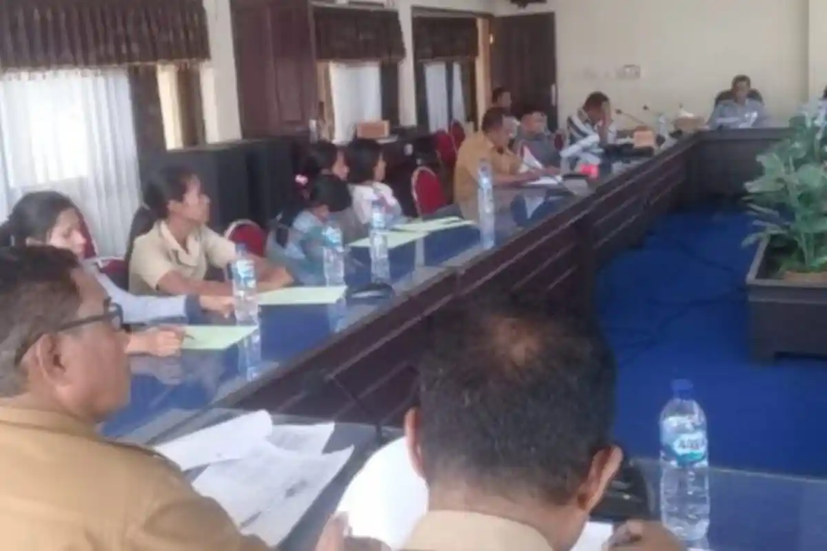 Menangis, Guru Honorer di Ende Sebut 1 Tahun Belum Terima Gaji: Kenapa Gaji Kami Tidak Dibayar?