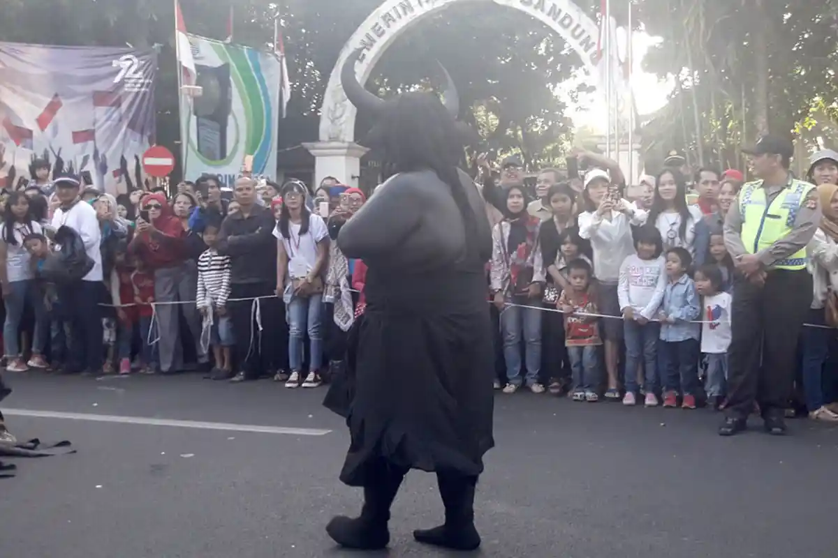 Tiga Kebo Ireng yang Berkeliaran di Jalanan Bandung, Nomor Dua Bikin Takjub