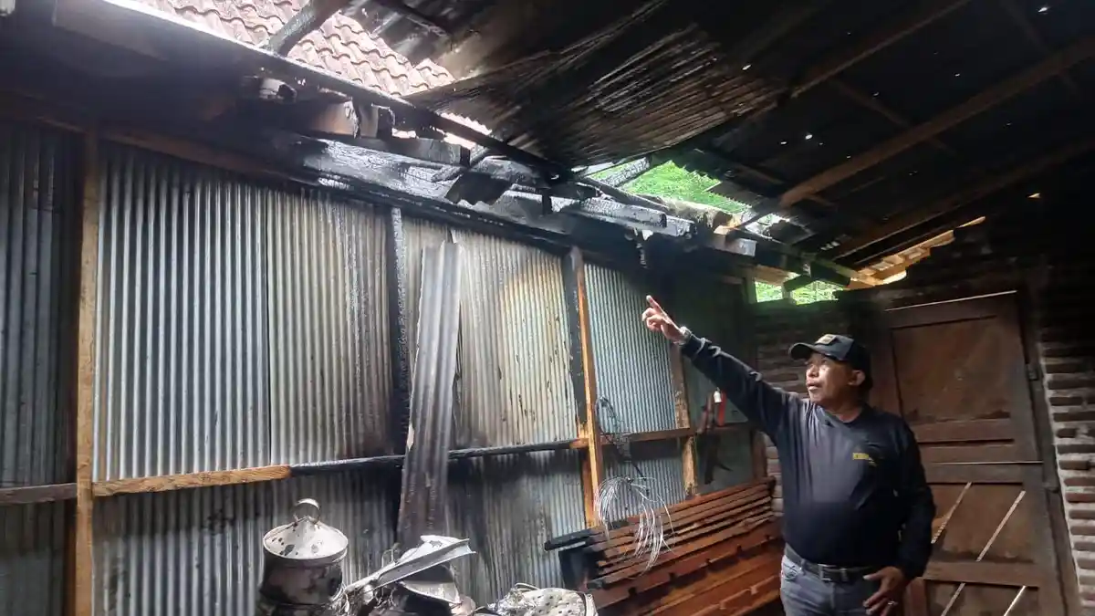 Ditinggal Pergi ke Sungai, Dapur Rumah Warga Situbondo Terbakar