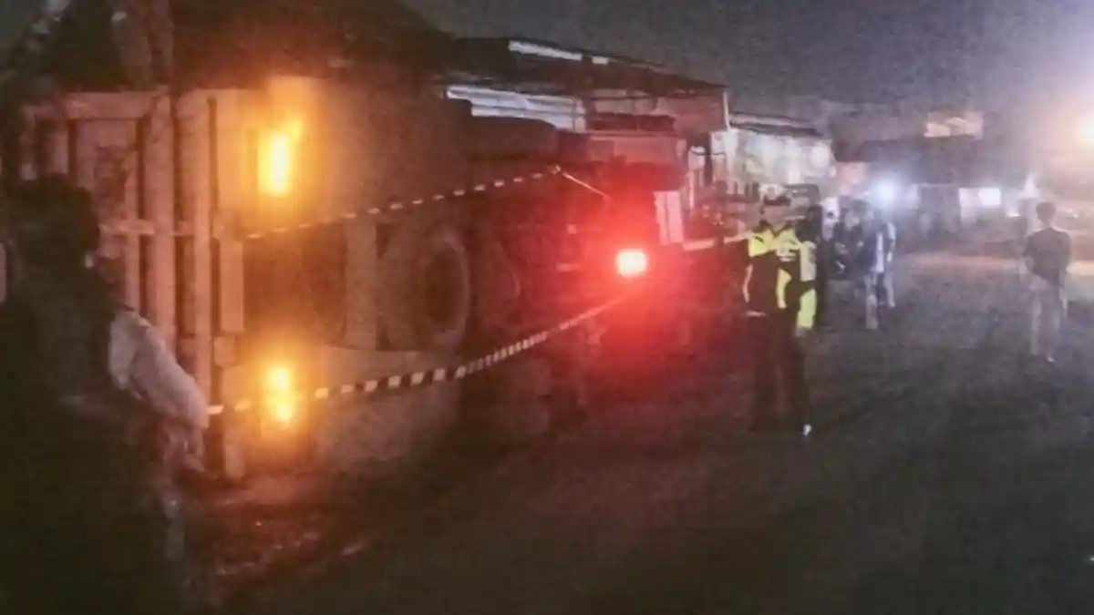 Rem Blong, Truk Batubara Alami Kecelakaan, Terbalik dan Menimpa Rumah Warga di Muara Enim