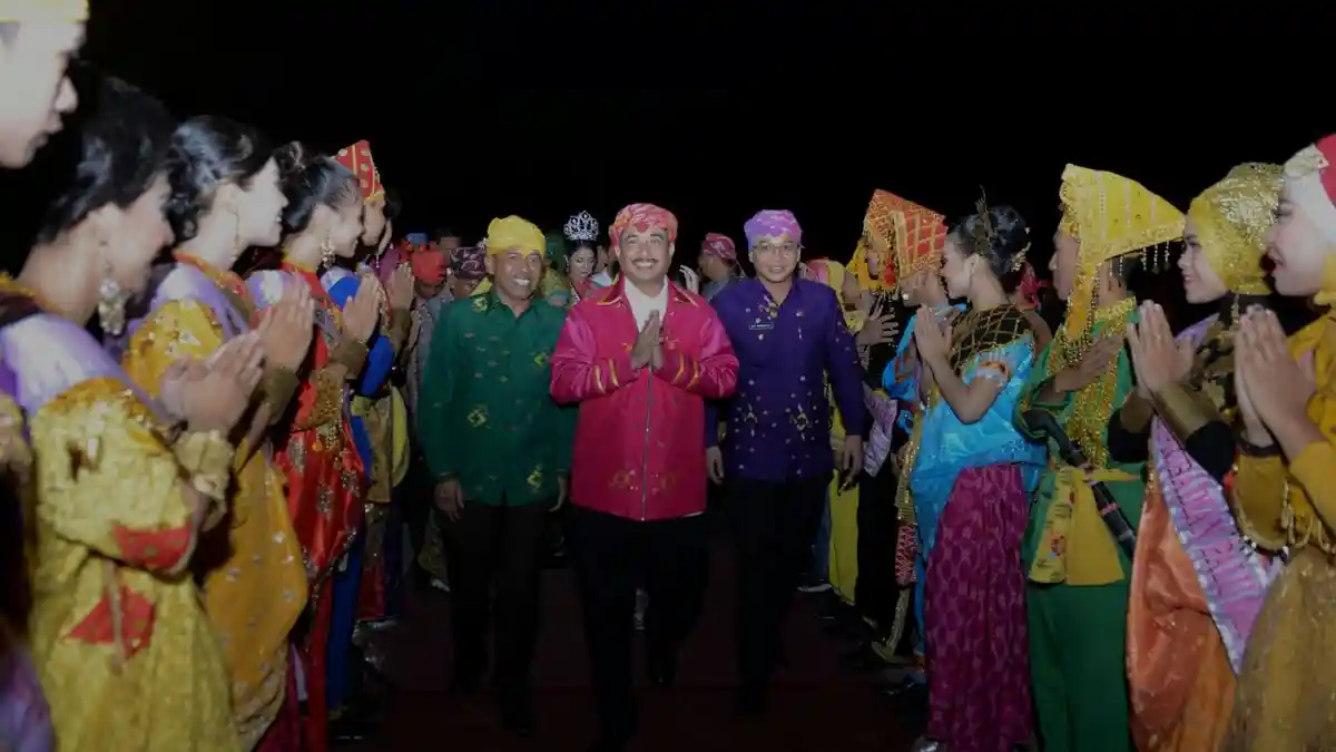 Menpar Arief Yahya Buka Festival Pesona Palu Nomoni 2016