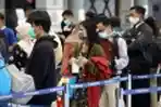 Penumpang Kereta Api di Stasiun Pasar Senen saat Libur Paskah