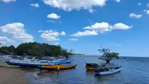 Kapal-nelayan-KUB-angsa-laut-di-Oesapa.jpg