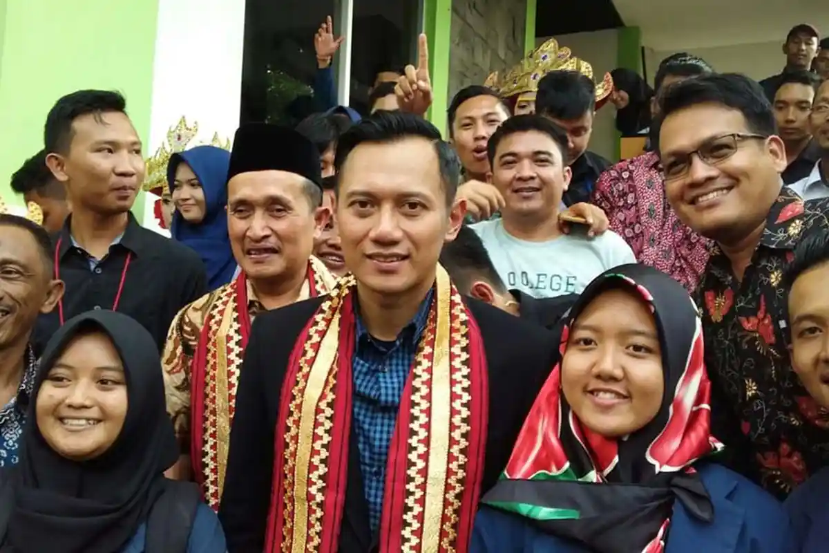 AHY Ganteng Banget! Mahasiswi Polinela Meleleh Kedatangan Putra Sulung SBY