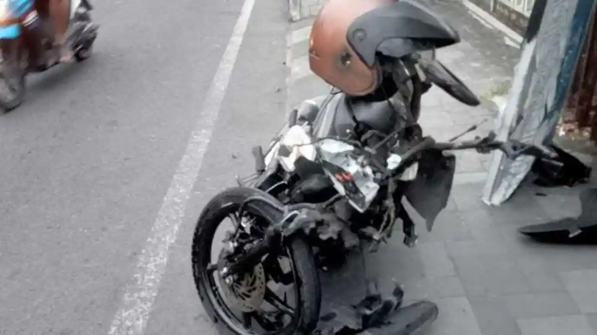 INNALILLAHI! Mobil Jazz di Wates Tabrak 2 Motor hingga Ringsek, 2 Korban Terluka, Sopir Diduga Mabuk