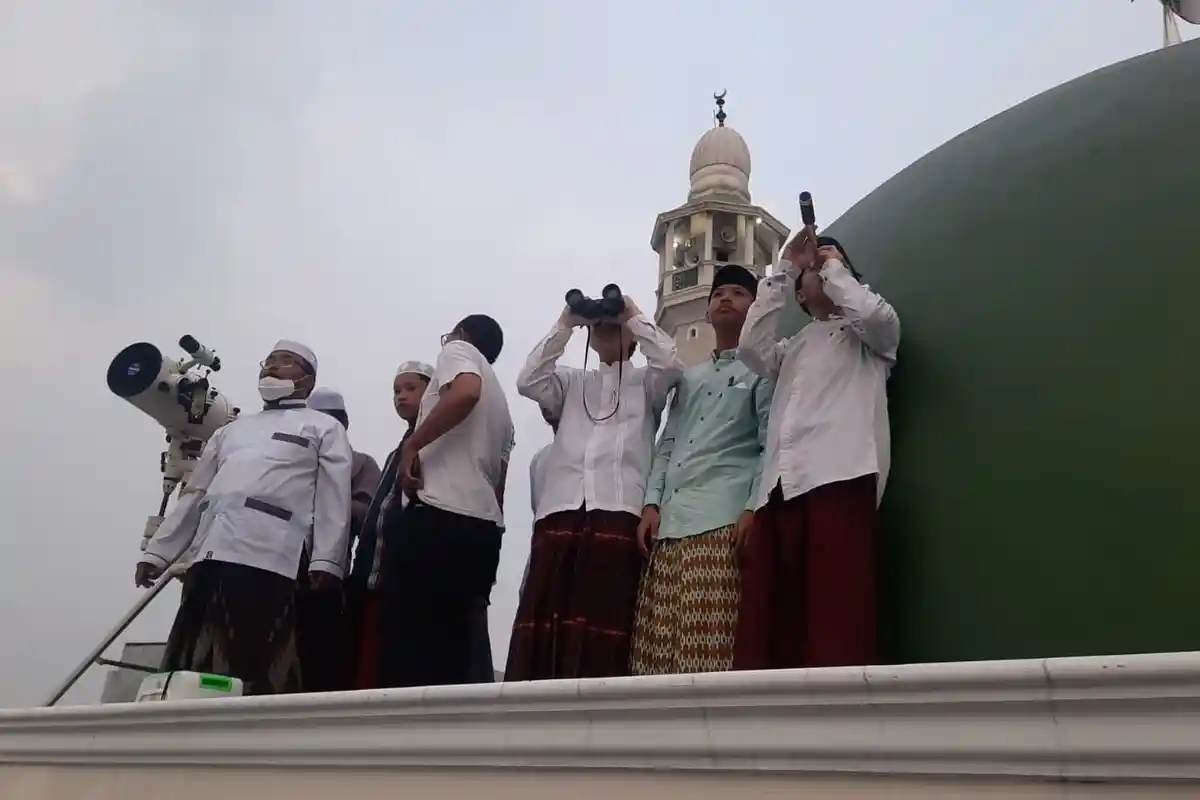 Lembaga Falakiyah Pakai 2 Teleskop Pantau Hilal dari Atas Masjid Jami Musari'in Basmol Kembangan