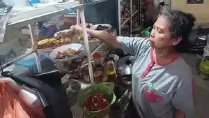 Wijitiama-pemilik-warung-kelontong-saat-melayani-pembeli-di-warungnya-Kota-Malang.jpg