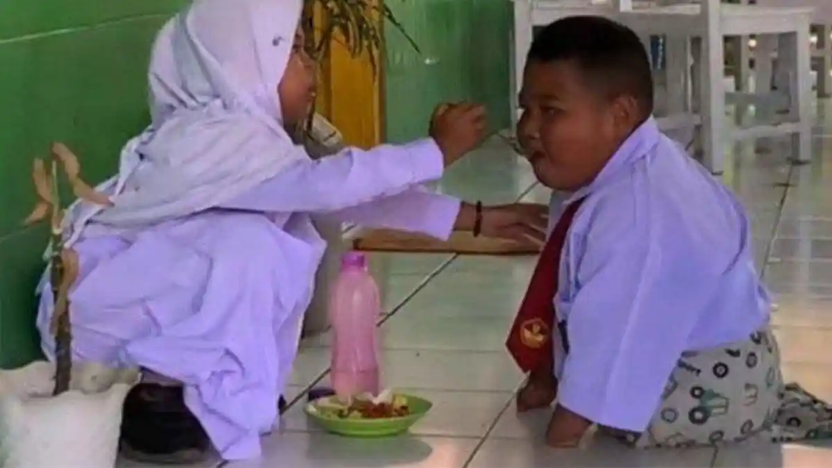 Sosok Teman Reski Bocah SD Difabel Bantu Suapi Makan di Sekolah, Aksinya Dipuji sampai Bikin Nangis