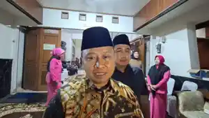 Supian-Suri-takziah-Meri-Hoegeng.jpg