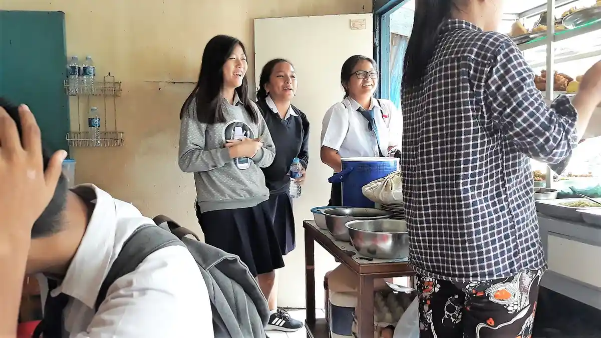 Bukan Kantin Sekolah, Warung Sederhana Ini Diserbu Pelajar SMP