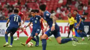 chanathip-songkrasin-dari-timnas-thailand-kedua-dari-kiri-menguasai-bol.jpg